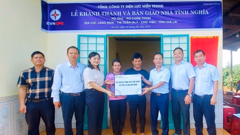 Trao nhà tình nghĩa cho hộ đồng bào dân tộc ít người ở huyện Chư Păh, tỉnh Gia Lai.