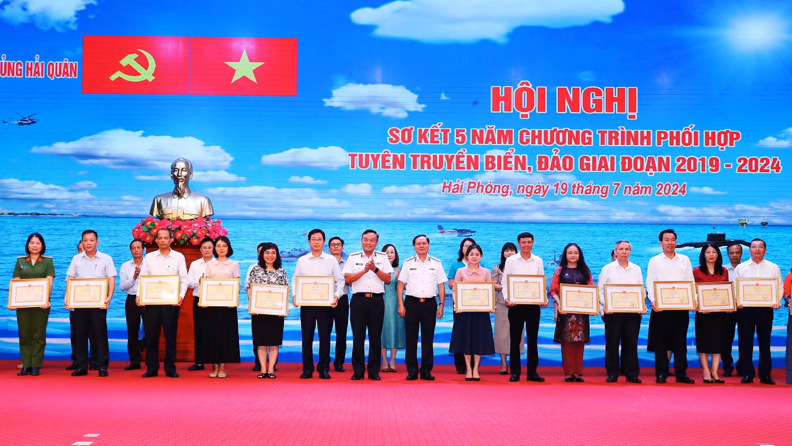 Khen thưởng các tập thể, cá nhân xuất sắc trong phối hợp tuyên truyền biển đảo.
