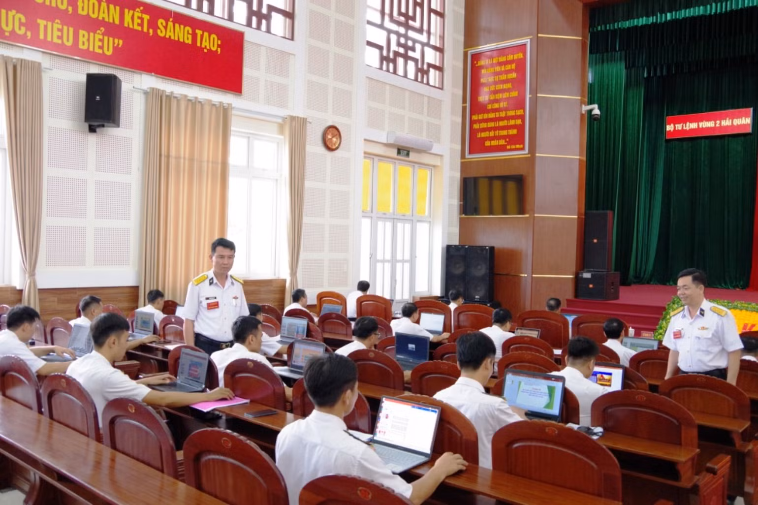 Thí sinh thực hiện phần thi thực hành soạn bài trình chiếu phần mềm Powpoint. Thí sinh thực hiện phần thi thực hành soạn bài trình chiếu phần mềm Powpoint.