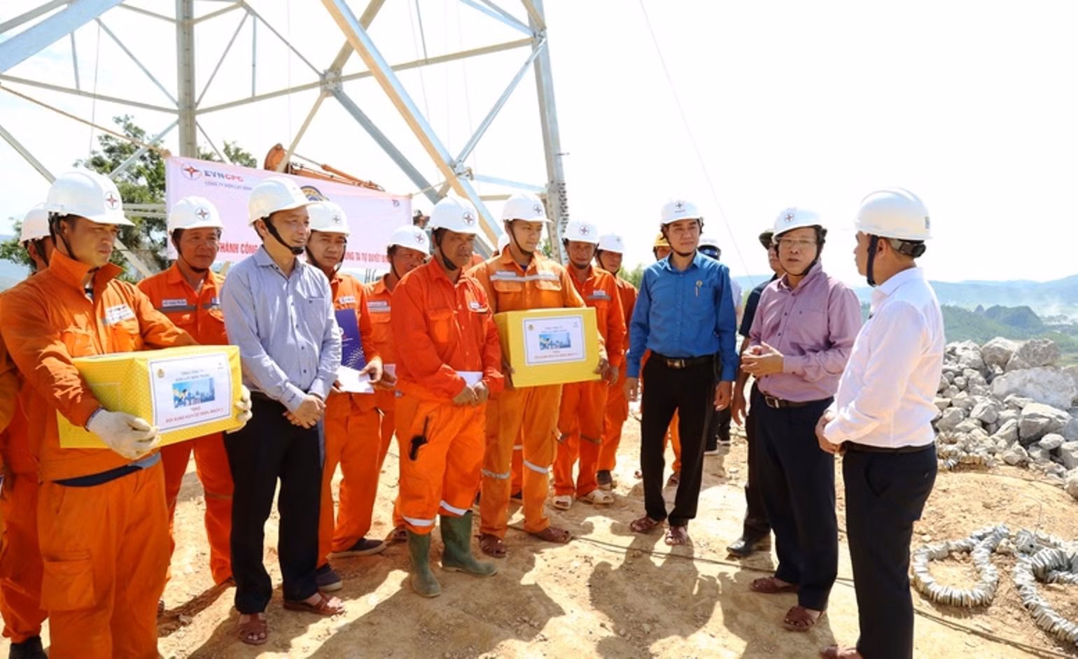 Chủ tịch Hội đồng Thành viên EVNCPC thăm, động viên cán bộ, kỹ sư, công nhân thi công đường dây 500kV mạch 3. Chủ tịch Hội đồng Thành viên EVNCPC thăm, động viên cán bộ, kỹ sư, công nhân thi công đường dây 500kV mạch 3.