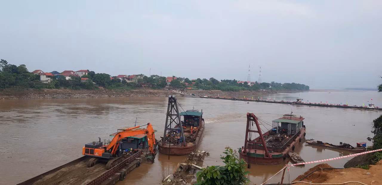 Hiện trường hạ lưu cầu Phong Châu chiều 30/9. Hiện trường hạ lưu cầu Phong Châu chiều 30/9.