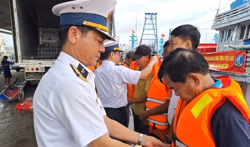 Tặng áo phao cho ngư dân.