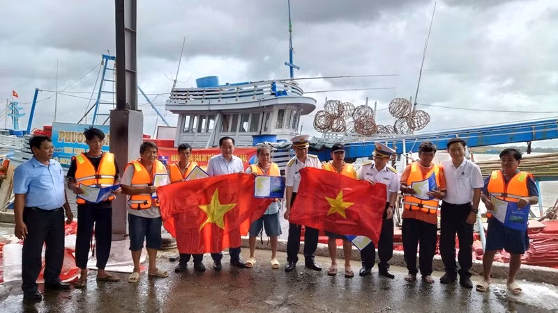 Tặng cờ Tổ quốc cho ngư dân huyện Trần Đề, tỉnh Sóc Trăng.