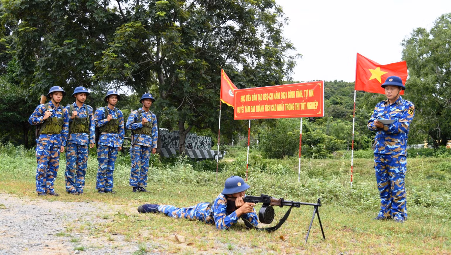 Học viên lớp đào tạo hạ sĩ quan chỉ huy thực hiện nội dung thi kỹ thuật chiến đấu bộ binh.