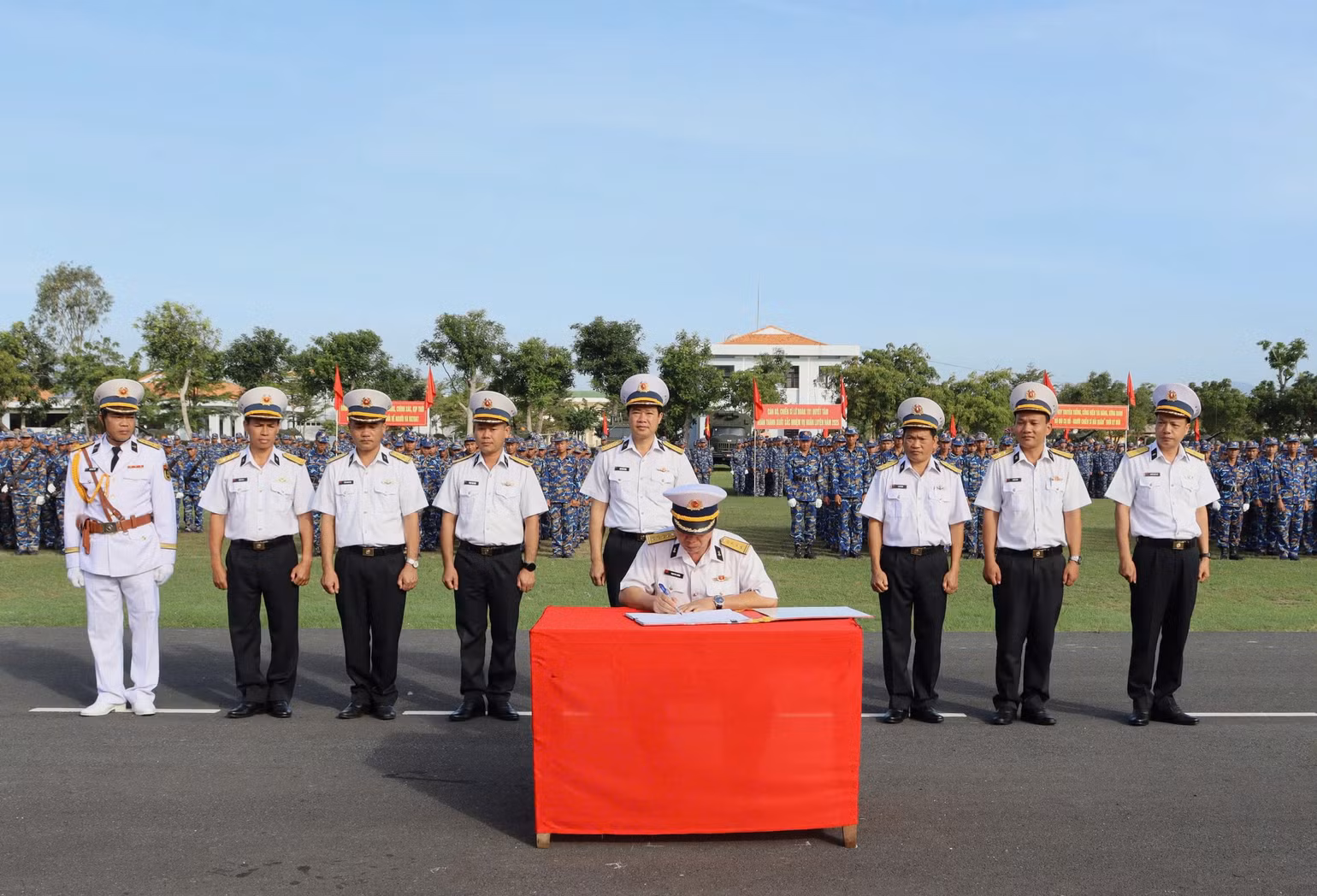 Các đơn vị thuộc Lữ đoàn 101, Vùng 4 Hải quân ký kết giao ước thi đua năm 2025.