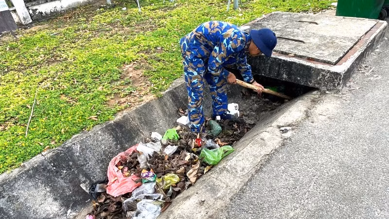 Khơi thông cống rãnh, thu dọn rác thải. Khơi thông cống rãnh, thu dọn rác thải.
