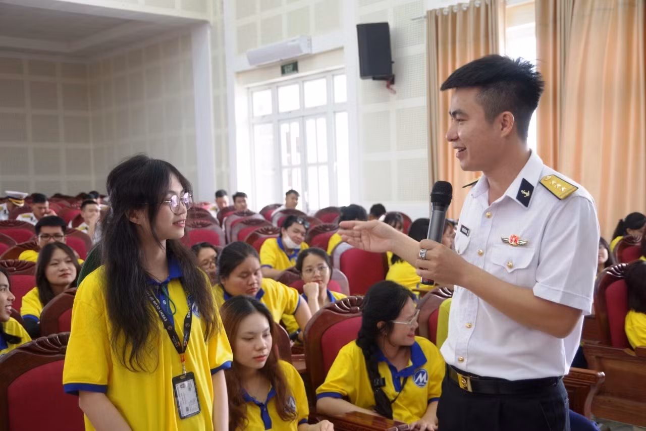 Giao lưu và tuyên truyền nhằm xây dựng, củng cố và bồi đắp tình đoàn kết quân dân, lan tỏa tình yêu biển đảo đến sinh viên Giao lưu và tuyên truyền nhằm xây dựng, củng cố và bồi đắp tình đoàn kết quân dân, lan tỏa tình yêu biển đảo đến sinh viên