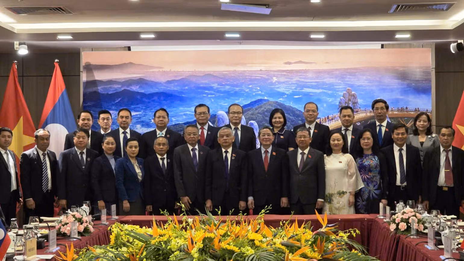 Mối quan hệ hữu nghị đặc biệt Việt Nam-Lào luôn được chú trọng củng cố, vun đắp. Mối quan hệ hữu nghị đặc biệt Việt Nam-Lào luôn được chú trọng củng cố, vun đắp.