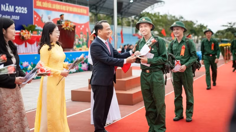 Đồng chí Nguyễn Đình Vĩnh, Phó Bí thư Thường trực Thành ủy Đà Nẵng, tặng hoa cho các thanh niên quận Ngũ Hành Sơn lên đường nhập ngũ. Đồng chí Nguyễn Đình Vĩnh, Phó Bí thư Thường trực Thành ủy Đà Nẵng, tặng hoa cho các thanh niên quận Ngũ Hành Sơn lên đường nhập ngũ.