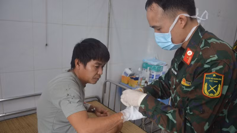 Sau khi được phẫu thuật, ngư dân đã hoàn toàn tỉnh táo, các ngón tay bị thương đã có cảm giác vận động. Sau khi được phẫu thuật, ngư dân đã hoàn toàn tỉnh táo, các ngón tay bị thương đã có cảm giác vận động.