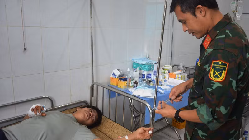 Ngư dân Võ Xuân Vĩ khi mới được đưa vào bệnh xá Song Tử Tây. Ngư dân Võ Xuân Vĩ khi mới được đưa vào bệnh xá Song Tử Tây.