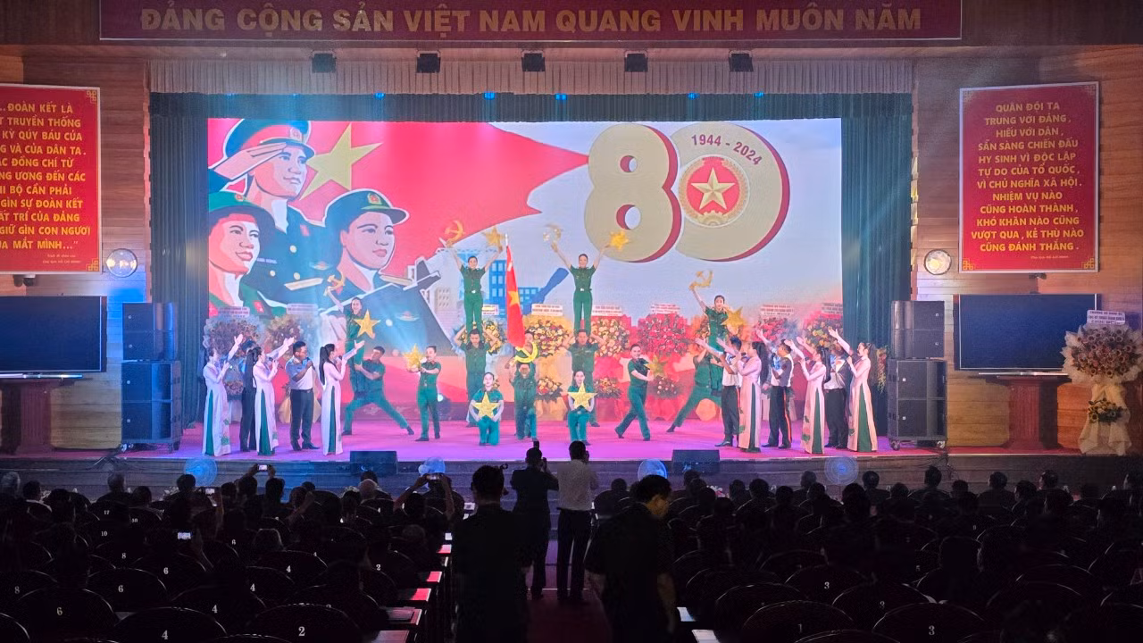 Tiết mục văn nghệ chào mừng ngày truyền thống Báo Quân khu 5.