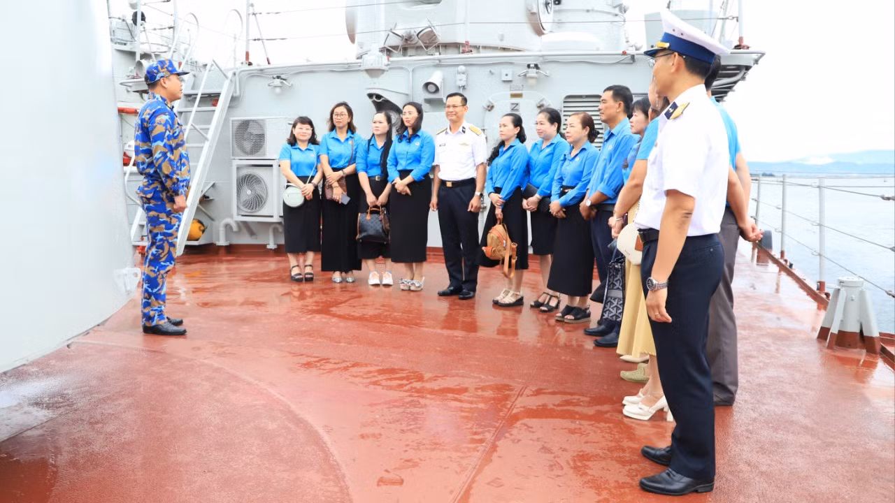 Đại biểu tham quan các tàu chiến đầu của Vùng 3 Hải quân. Đại biểu tham quan các tàu chiến đầu của Vùng 3 Hải quân.