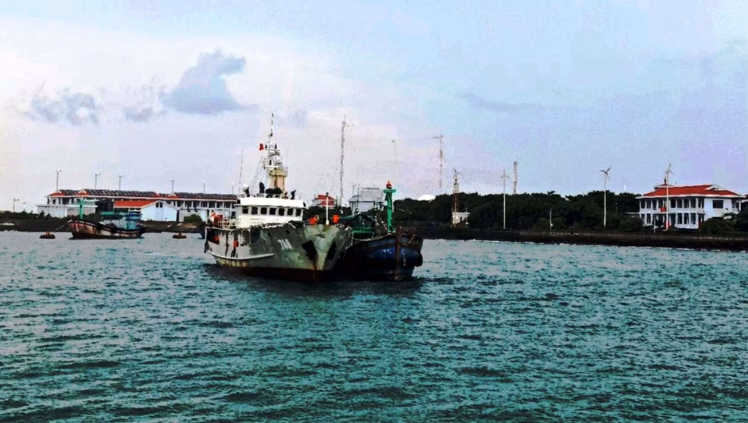 Trung tâm dịch vụ Hậu cần-Kỹ thuật đảo Trường Sa hỗ trợ khắc phục sự cố tàu cá để ngư dân tiếp tục đi khai thác hải sản. Trung tâm dịch vụ Hậu cần-Kỹ thuật đảo Trường Sa hỗ trợ khắc phục sự cố tàu cá để ngư dân tiếp tục đi khai thác hải sản.