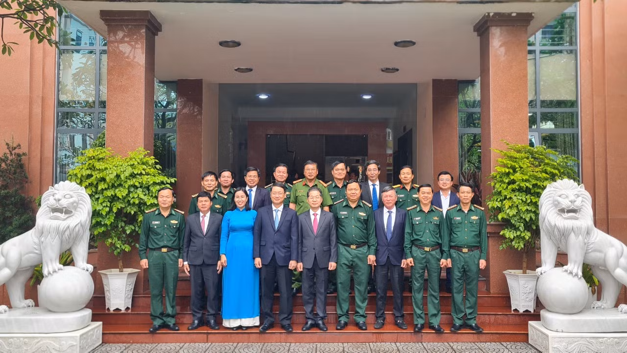 Lực lượng Biên phòng thành phố Đà Nẵng tiếp tục phối hợp tốt hơn nữa với các lực lượng vũ trang, cơ quan chức năng của thành phố thực hiện được các mục tiêu, nhiệm vụ bảo đảm quốc phòng, an ninh trật tự và an toàn xã hội trên địa bàn. Lực lượng Biên phòng thành phố Đà Nẵng tiếp tục phối hợp tốt hơn nữa với các lực lượng vũ trang, cơ quan chức năng của thành phố thực hiện được các mục tiêu, nhiệm vụ bảo đảm quốc phòng, an ninh trật tự và an toàn xã hội trên địa bàn.