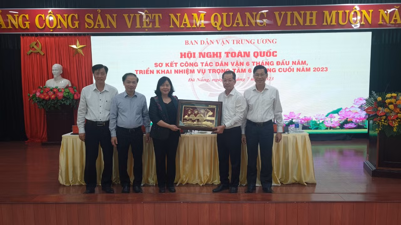 Đồng chí Nguyễn Văn Quảng, Bí thư Thành ủy Đà Nẵng, tặng biểu tượng Cầu Rồng, hình ảnh Đà Nẵng vươn lên trong thời kỳ đổi mới cho Ban Dân vận Trung ương. Đồng chí Nguyễn Văn Quảng, Bí thư Thành ủy Đà Nẵng, tặng biểu tượng Cầu Rồng, hình ảnh Đà Nẵng vươn lên trong thời kỳ đổi mới cho Ban Dân vận Trung ương.