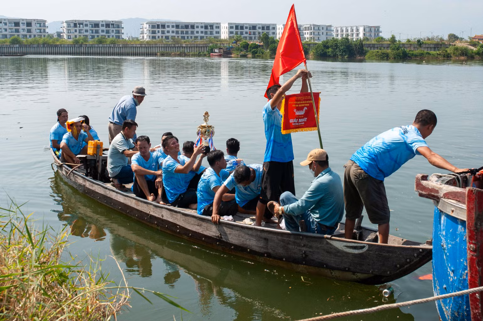 Giải đua thuyền quận Liên Chiểu năm nay quy tụ 120 vận động viên của 4 đội thuyền nam và 4 đội thuyền nữ. Giải đua thuyền quận Liên Chiểu năm nay quy tụ 120 vận động viên của 4 đội thuyền nam và 4 đội thuyền nữ.