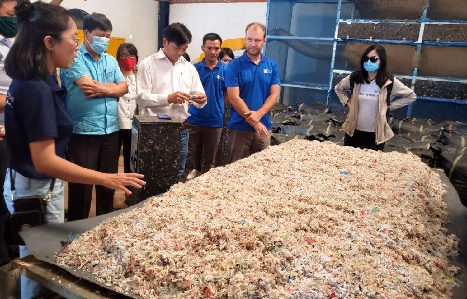 Thu gom rác thải nhựa để tái chế là yêu cầu bắt buộc để giảm ô nhiễm môi trường. Thu gom rác thải nhựa để tái chế là yêu cầu bắt buộc để giảm ô nhiễm môi trường.