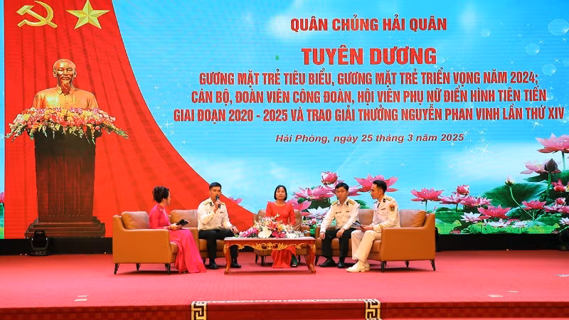 Trò chuyện giao lưu với các điển hình tiên tiến. Trò chuyện giao lưu với các điển hình tiên tiến.
