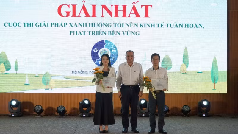 Trao hai Giải Nhất có các tác giả có sáng kiến xuất sắc.