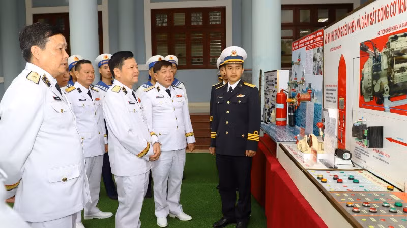 Các đại biểu tham quan sáng kiến cải tiến kỹ thuật của cán bộ, chiến sỹ Vùng 1 Hải quân.