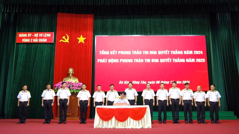 Các đơn vị thuộc Vùng 2 Hải quân ký kết thực hiện tốt phong trào thi đua quyết thắng năm 2025. Các đơn vị thuộc Vùng 2 Hải quân ký kết thực hiện tốt phong trào thi đua quyết thắng năm 2025.