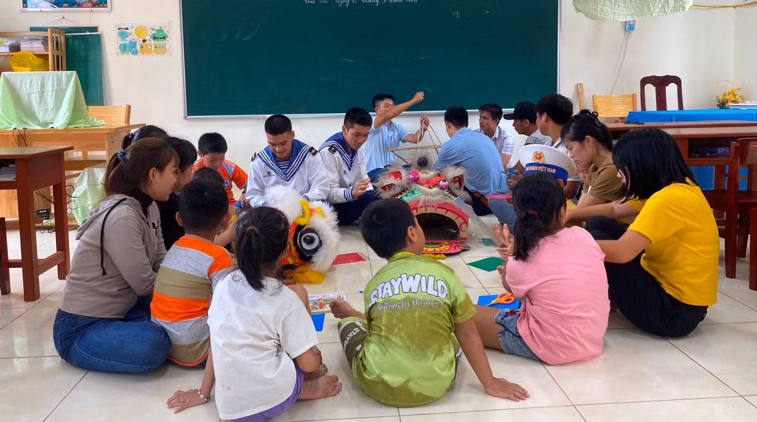 Cán bộ, chiến sĩ cùng các hộ dân đảo Đá Tây chuẩn bị cho đêm Trung thu. Cán bộ, chiến sĩ cùng các hộ dân đảo Đá Tây chuẩn bị cho đêm Trung thu.