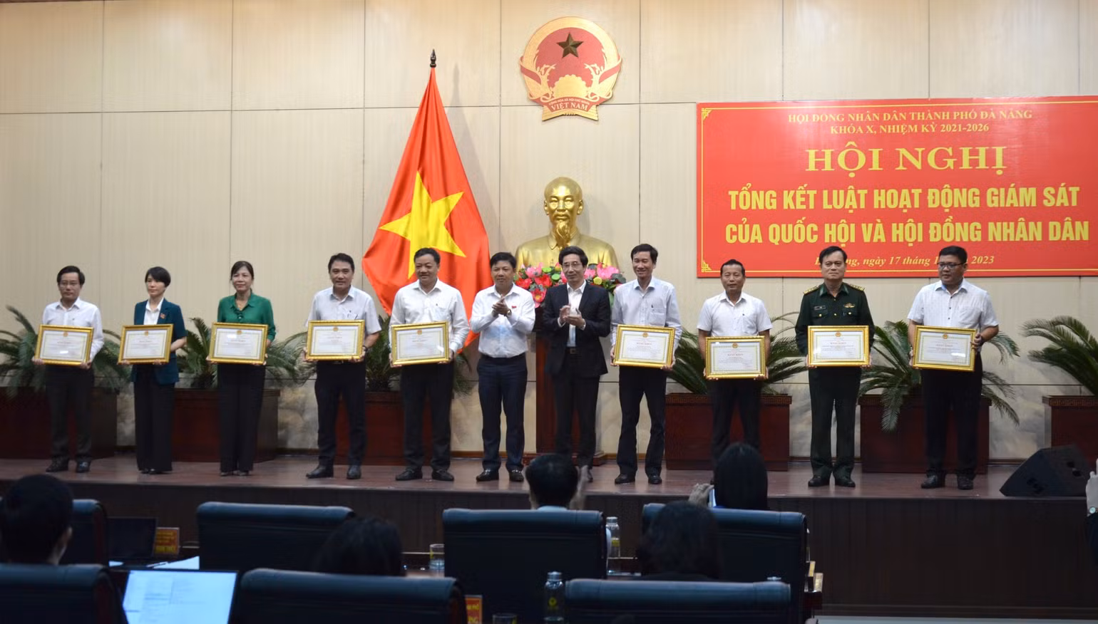Trao bằng khen cho 9 tập thể và 18 cá nhân có thành tích xuất sắc trong triển khai thực hiện hành Luật Hoạt động giám sát của Quốc hội và Hội đồng nhân dân. Trao bằng khen cho 9 tập thể và 18 cá nhân có thành tích xuất sắc trong triển khai thực hiện hành Luật Hoạt động giám sát của Quốc hội và Hội đồng nhân dân.
