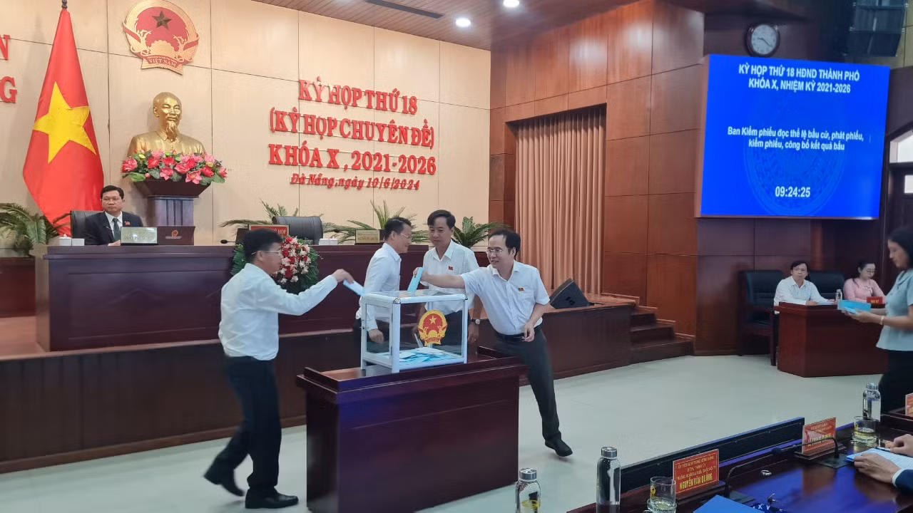 Đại biểu bỏ phiếu bầu chức danh Chủ tịch Hội đồng nhân dân thành phố Đà Nẵng. Đại biểu bỏ phiếu bầu chức danh Chủ tịch Hội đồng nhân dân thành phố Đà Nẵng.