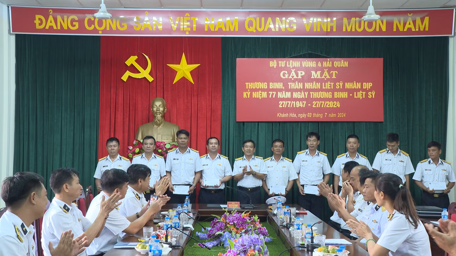 Trao quà cho các đồng chí thương binh đang công tác tại Vùng 4 Hải quân. Trao quà cho các đồng chí thương binh đang công tác tại Vùng 4 Hải quân.