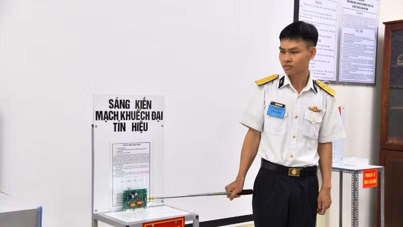 Thí sinh thuyết trình sáng kiến mạch khuếch đại tín hiệu.