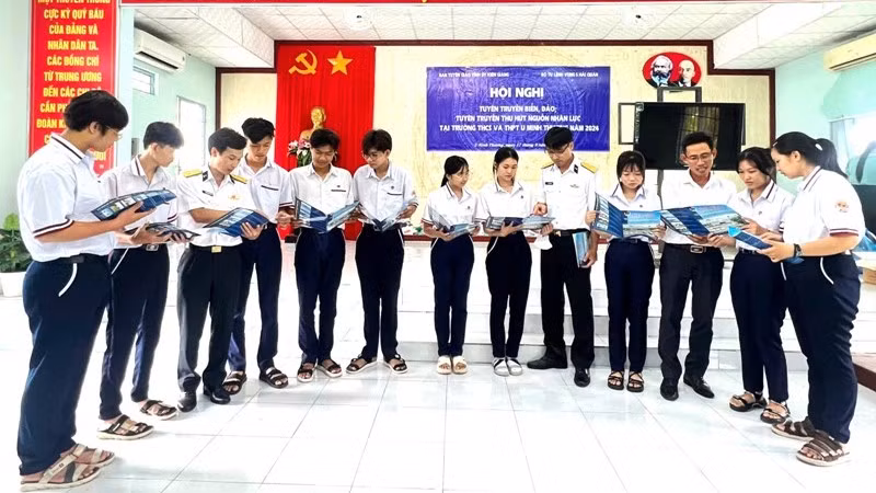 Các em học sinh trung học cơ sở và trung học phổ thông U Minh thượng tìm hiểu về Học viện Hải quân. Các em học sinh trung học cơ sở và trung học phổ thông U Minh thượng tìm hiểu về Học viện Hải quân.