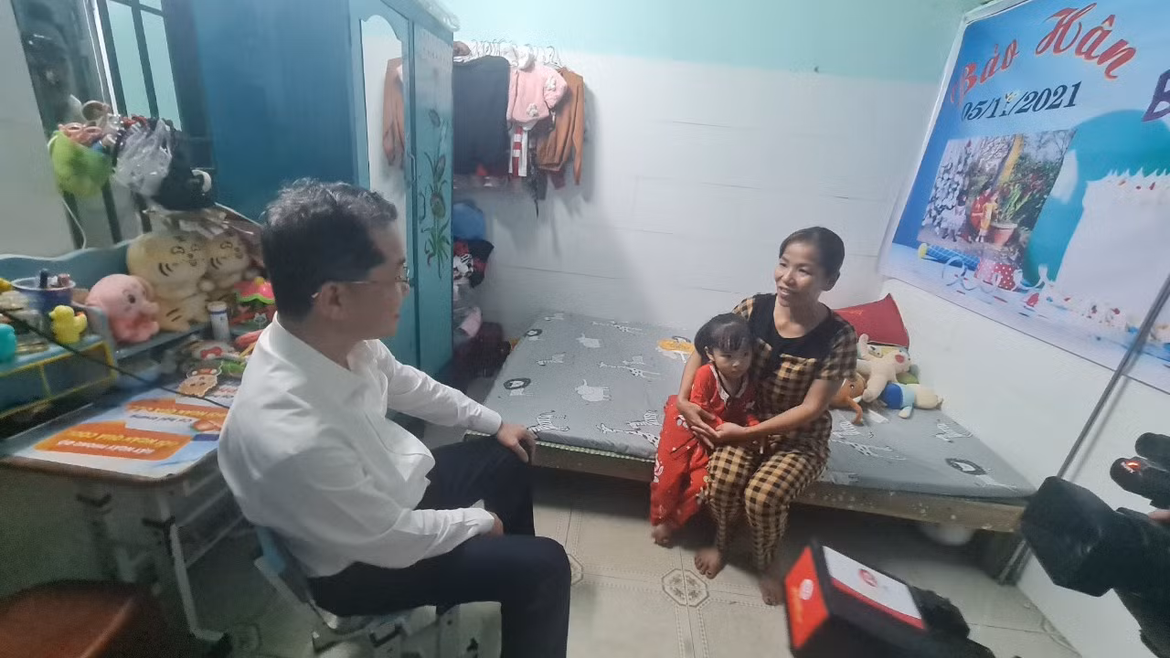 Đồng chí Nguyễn Văn Quảng thăm hỏi, động viên và tặng quà tết các gia đình công nhân hoàn cảnh khó khăn ở phường Hòa Khánh Bắc, quận Liên Chiểu, Đà Nẵng.