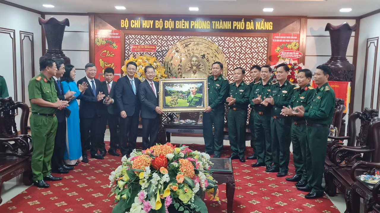 Đồng chí Nguyễn Văn Quảng tặng bức ảnh Chủ tịch Hồ Chí Minh cho Bộ đội Biên phòng Đà Nẵng nhân ngày truyền thống lực lượng Biên phòng. Đồng chí Nguyễn Văn Quảng tặng bức ảnh Chủ tịch Hồ Chí Minh cho Bộ đội Biên phòng Đà Nẵng nhân ngày truyền thống lực lượng Biên phòng.