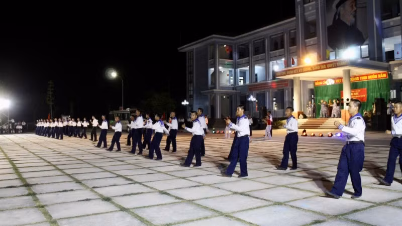 Tham gia các hoạt động diễn văn nghệ, tạo sân chơi bổ ích cho mỗi chiến sĩ.