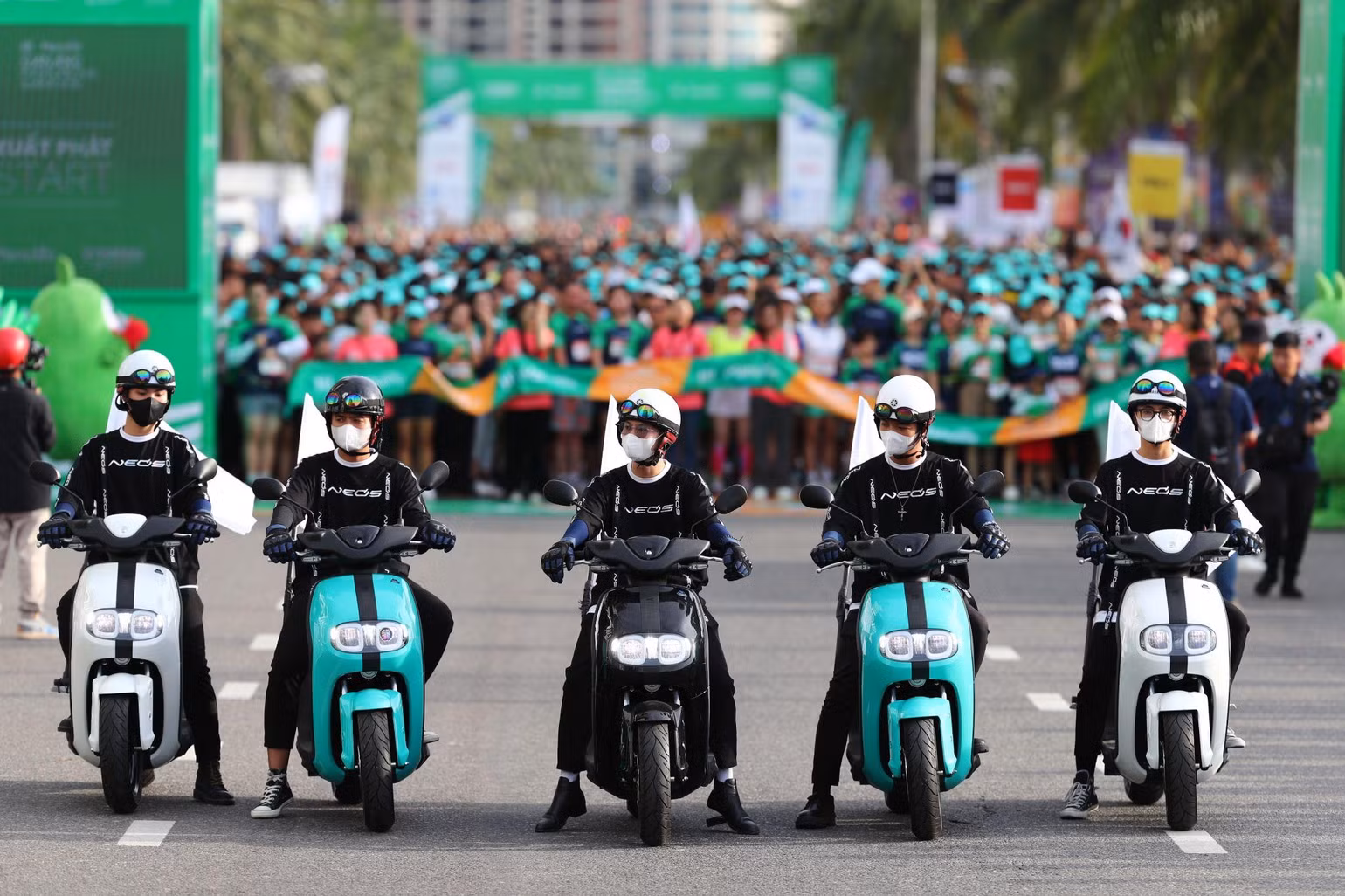 Đội dẫn đường bằng xe điện Yamaha NEO’s.