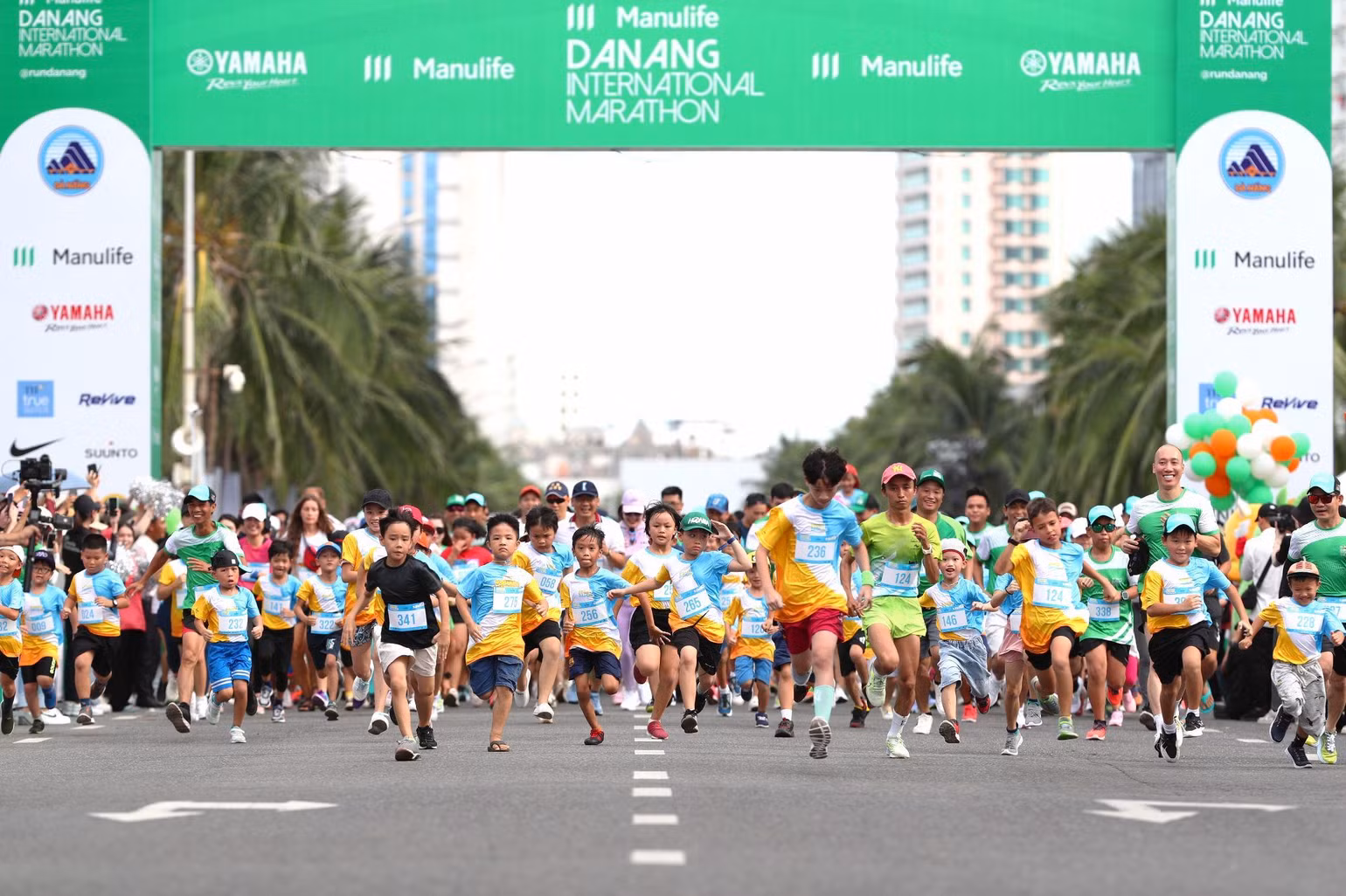 Đường đua nhí cự ly 1,5km được mọi người tham gia cổ vũ nhiệt tình nhất.