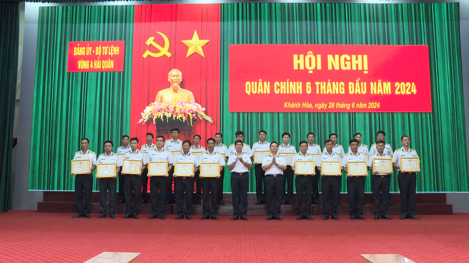 Thủ trưởng Bộ Tư lệnh Vùng 4 trao thưởng cho các tập thể, cá nhân có thành tích tiêu biểu xuất sắc 2 năm liên tục.