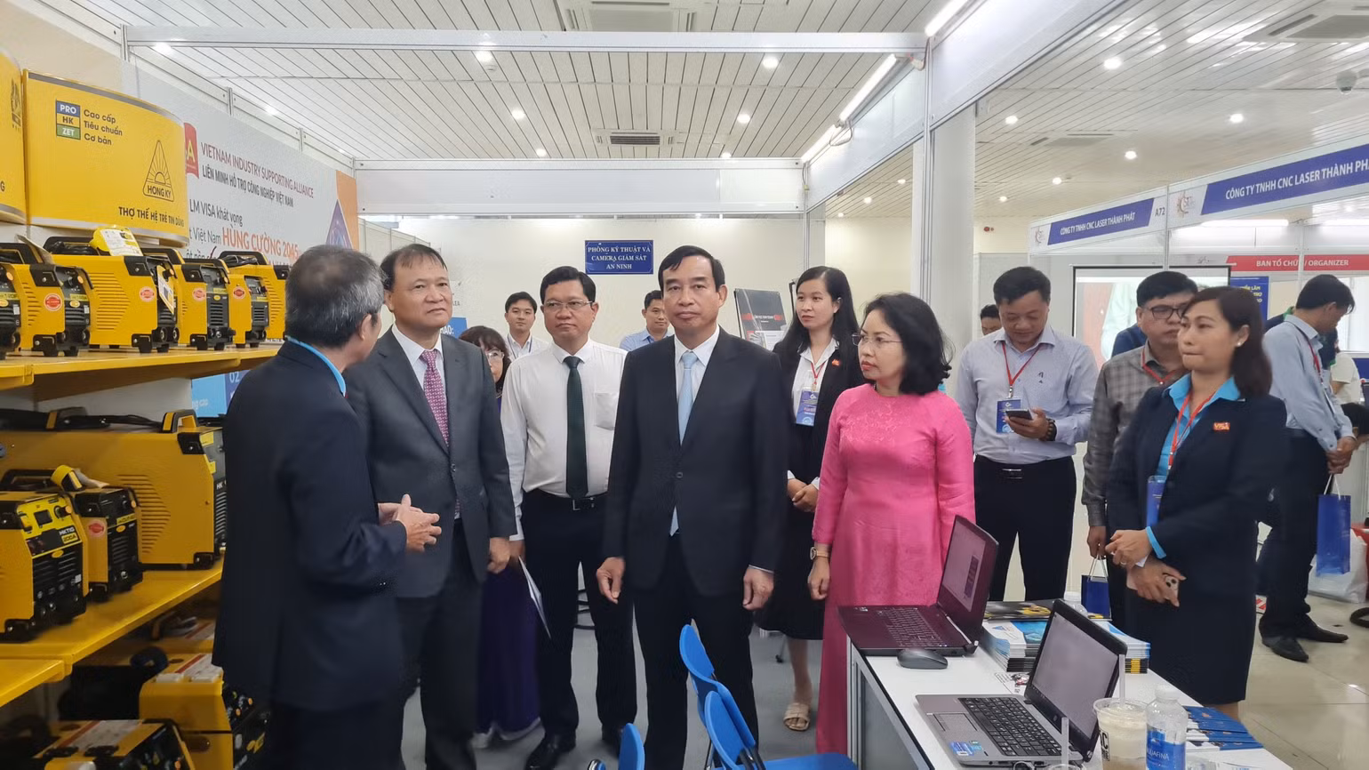 Đại biểu dự khai mạc hội chợ tham quan gian hàng của Liên minh Hỗ trợ công nghiệp Việt Nam.