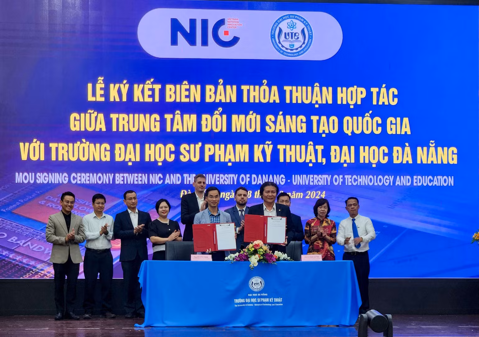 Lễ ký kết biên bản thỏa thuận hợp tác, hỗ trợ, phối hợp đào tạo nhân lực ngành công nghiệp bán dẫn. Lễ ký kết biên bản thỏa thuận hợp tác, hỗ trợ, phối hợp đào tạo nhân lực ngành công nghiệp bán dẫn.