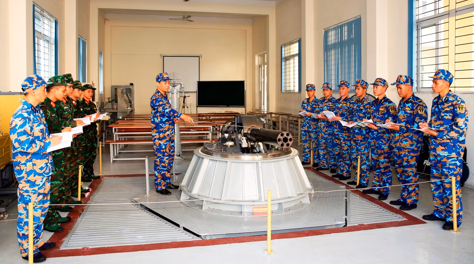 Giới thiệu tính năng, kỹ chiến thuật của pháo AK-630 tại trường Cao đẳng Kỹ thuật Hải quân.
