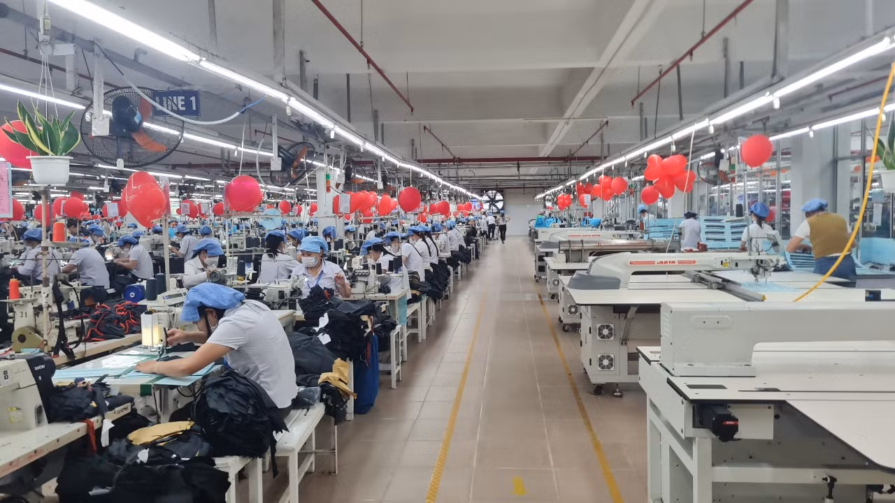 Hàng nghìn công nhân Công ty Dệt-May 29/3 tích cực lao động ngay từ những ngày đầu năm mới.