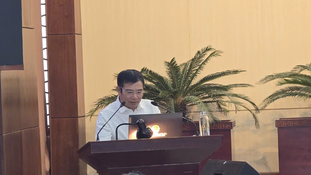 Phó Kiểm toán trưởng Kiểm toán Nhà nước khu vực I Mai Văn Quang báo cáo nội dung chuyên đề: Nâng cao hiệu quả giám sát, thẩm tra, quyết định dự toán và quyết toán ngân sách.