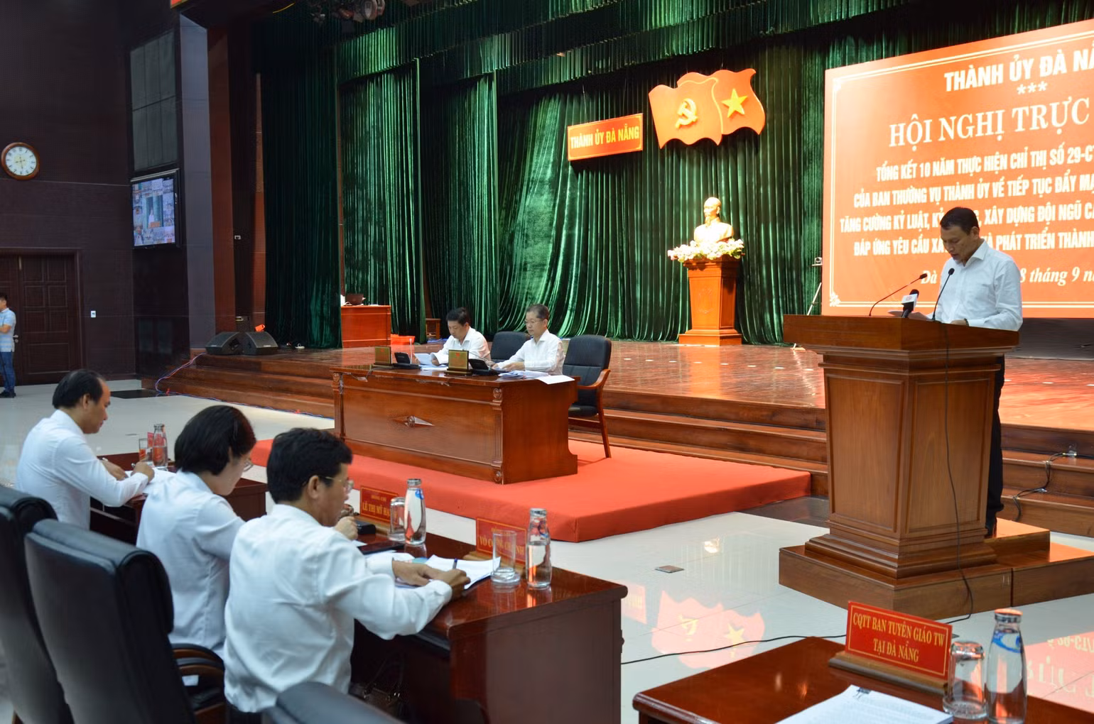 Phó Chủ tịch UBND thành phố Đà Nẵng Hồ Kỳ Minh: Có 12 biểu hiện của tình trạng né tránh, đùn đẩy, làm việc cầm chừng, sợ trách nhiệm không dám làm. Phó Chủ tịch UBND thành phố Đà Nẵng Hồ Kỳ Minh: Có 12 biểu hiện của tình trạng né tránh, đùn đẩy, làm việc cầm chừng, sợ trách nhiệm không dám làm.