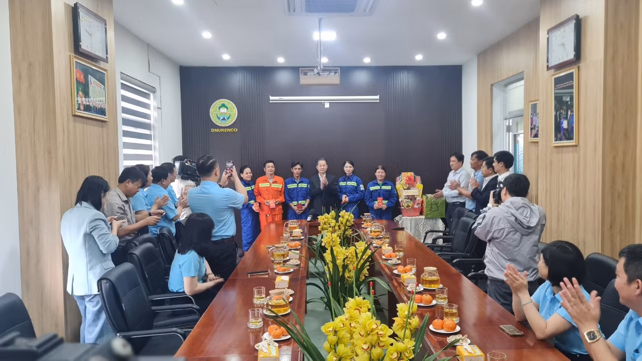 Bí thư Thành ủy Đà Nẵng tặng quà tết cho 5 công nhân xuất sắc của công ty Môi trường đô thị Đà Nẵng.