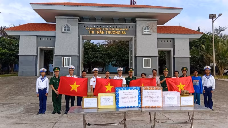 Các đơn vị trên đảo Trường Sa chung vui năm mới.