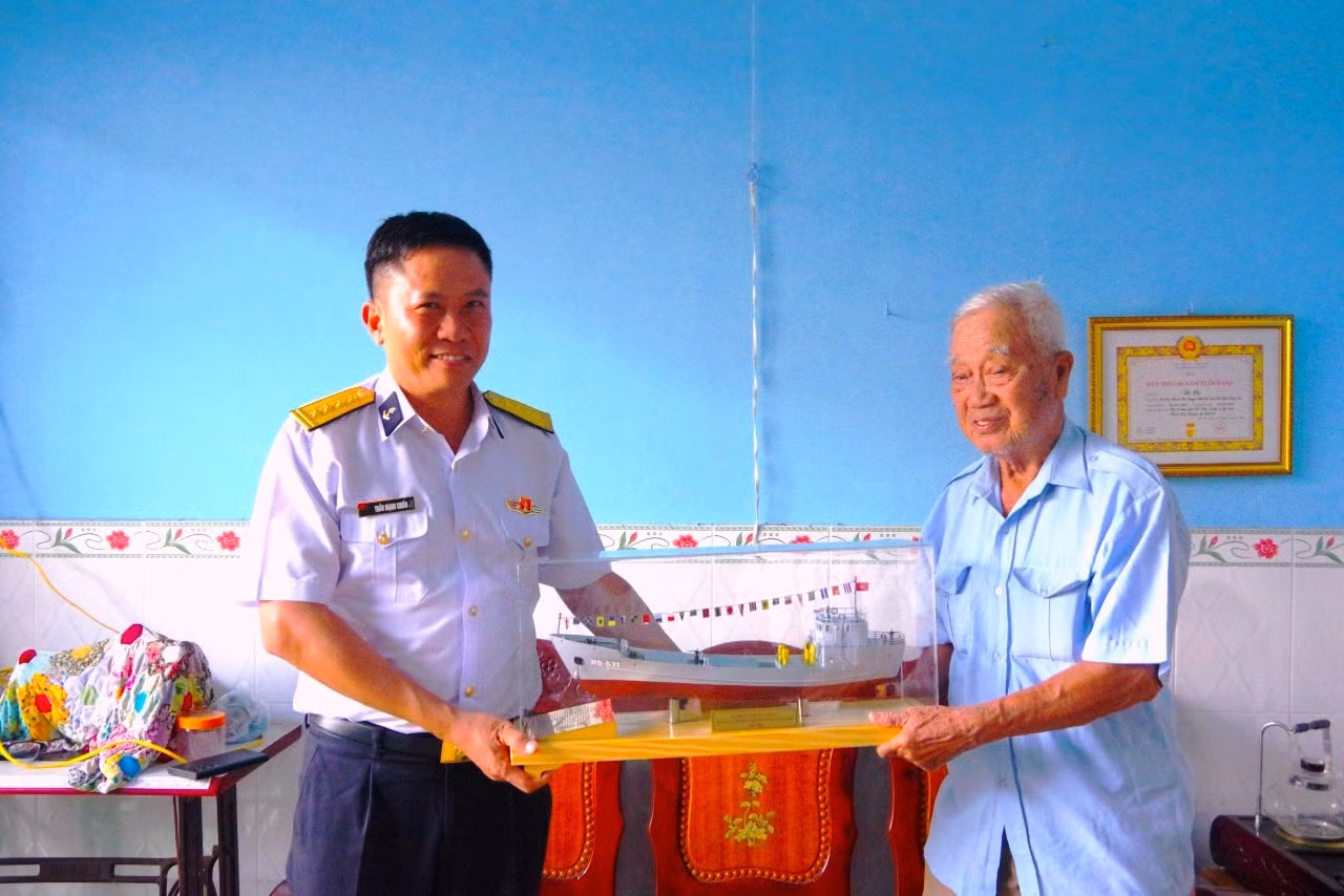 Thăm hỏi, động viên gia đình đồng chí cựu chiến binh Lê Hà, nguyên thuyền trưởng Đoàn tàu không số. Thăm hỏi, động viên gia đình đồng chí cựu chiến binh Lê Hà, nguyên thuyền trưởng Đoàn tàu không số.