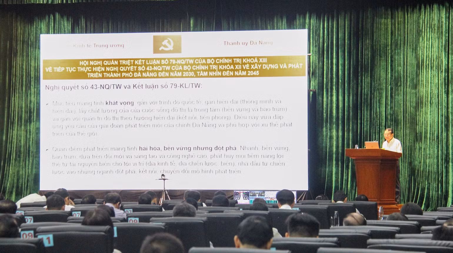 Đồng chí Nguyễn Hồng Sơn, Phó Trưởng Ban Kinh tế Trung ương phổ biến, quán triệt những nội dung chính, quan trọng của Kết luận 79 của Bộ Chính trị. Đồng chí Nguyễn Hồng Sơn, Phó Trưởng Ban Kinh tế Trung ương phổ biến, quán triệt những nội dung chính, quan trọng của Kết luận 79 của Bộ Chính trị.