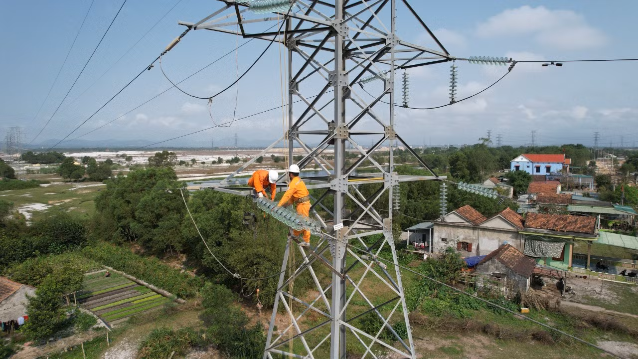 Sửa chữa nóng đường dây cao thế không cần cắt điện ở thành phố Đồng Hới. Sửa chữa nóng đường dây cao thế không cần cắt điện ở thành phố Đồng Hới.