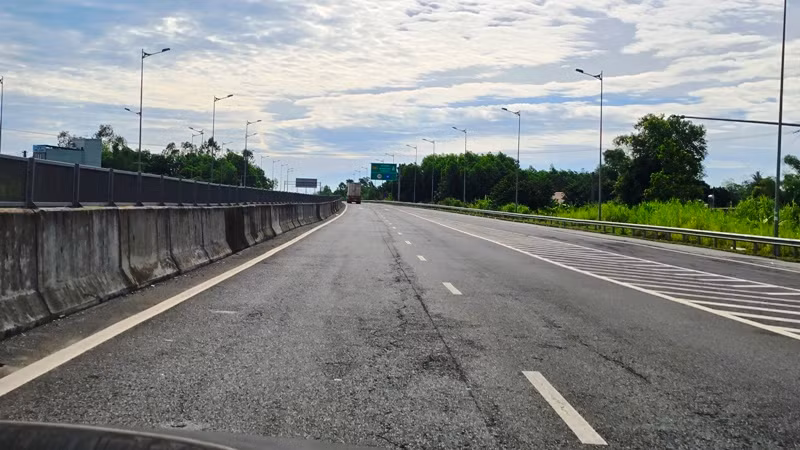 Mặt đường vỡ nát ở lối vào nhập làn Tam Kỳ. Mặt đường vỡ nát ở lối vào nhập làn Tam Kỳ.